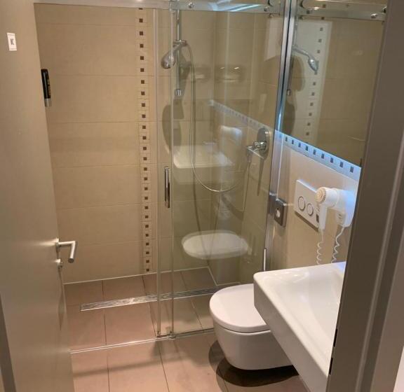 اتاق راحتی سه تخته, Slamba Hostel