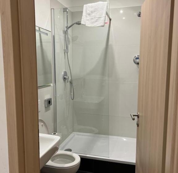 اتاق استاندارد یک نفره, Slamba Hostel