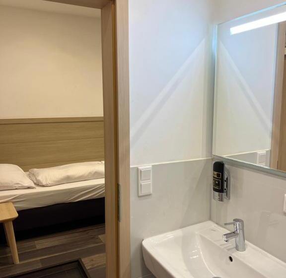 اتاق استاندارد یک نفره, Slamba Hostel