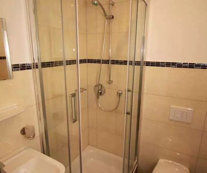 Camera Standard, Slamba Hostel
