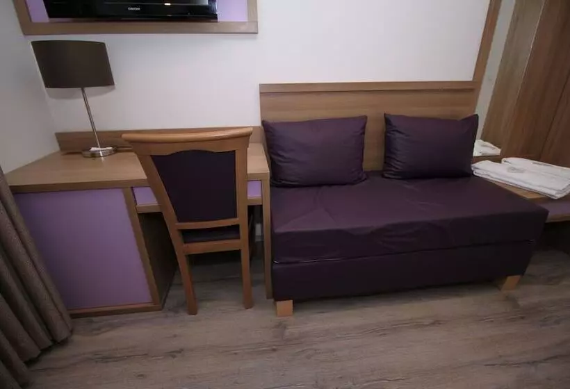 Camera Standard, Slamba Hostel