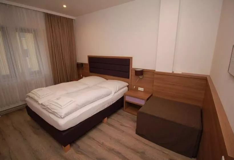 Camera Standard, Slamba Hostel