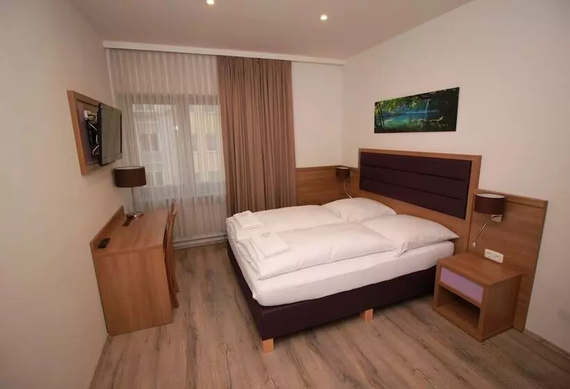 Camera Standard, Slamba Hostel