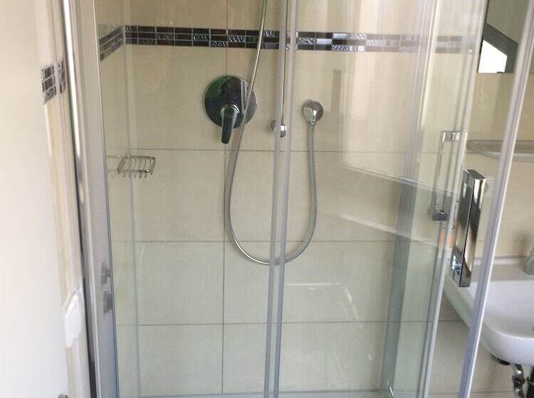 اتاق استاندارد یک تخته با سرویس بهداشتی مشترک, Slamba Hostel