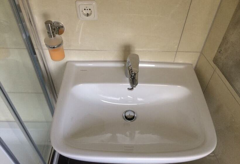 اتاق استاندارد یک تخته با سرویس بهداشتی مشترک, Slamba Hostel