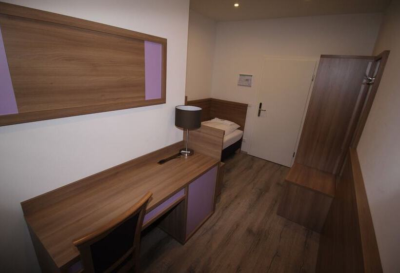 اتاق استاندارد یک تخته با سرویس بهداشتی مشترک, Slamba Hostel