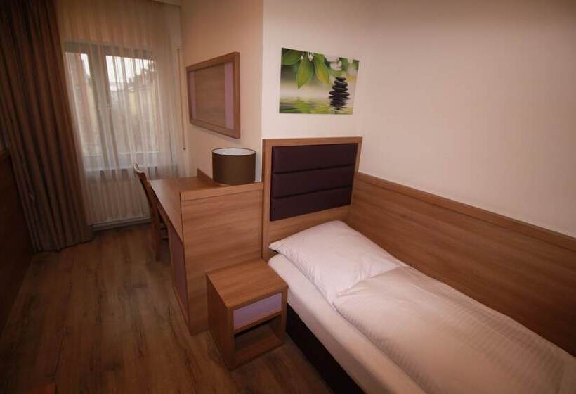 اتاق استاندارد یک تخته با سرویس بهداشتی مشترک, Slamba Hostel