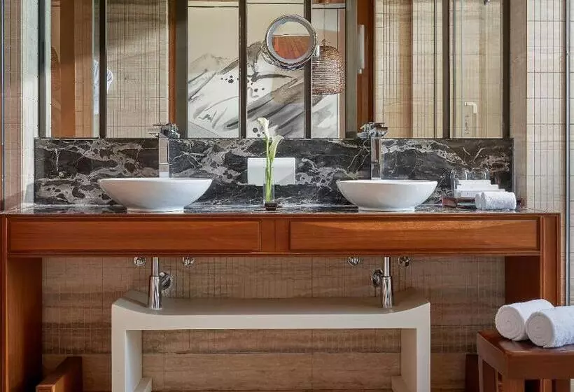 Suite with lake view, Yanqi Hotel, Managed By Kempinski