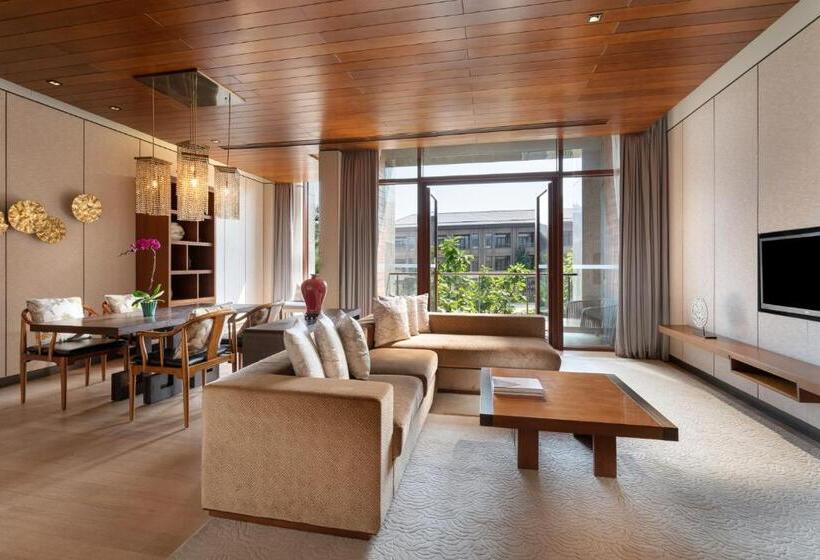 Suite with lake view, Yanqi Hotel, Managed By Kempinski