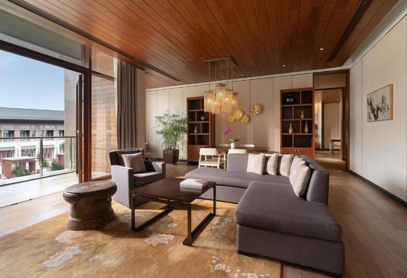 Suite with lake view, Yanqi Hotel, Managed By Kempinski