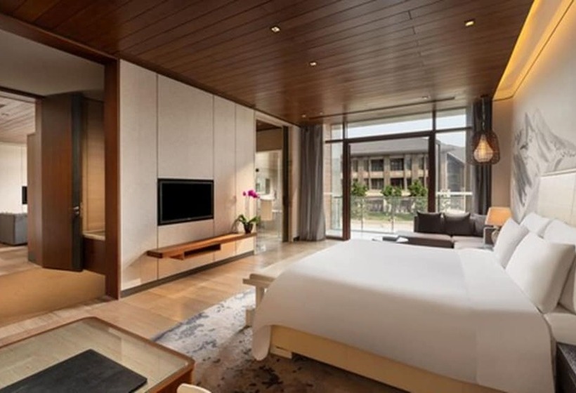 Suite with lake view, Yanqi Hotel, Managed By Kempinski