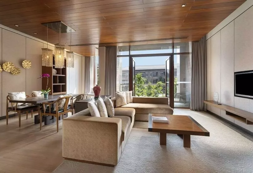 Suite with lake view, Yanqi Hotel, Managed By Kempinski