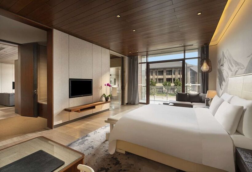 Suite with lake view, Yanqi Hotel, Managed By Kempinski