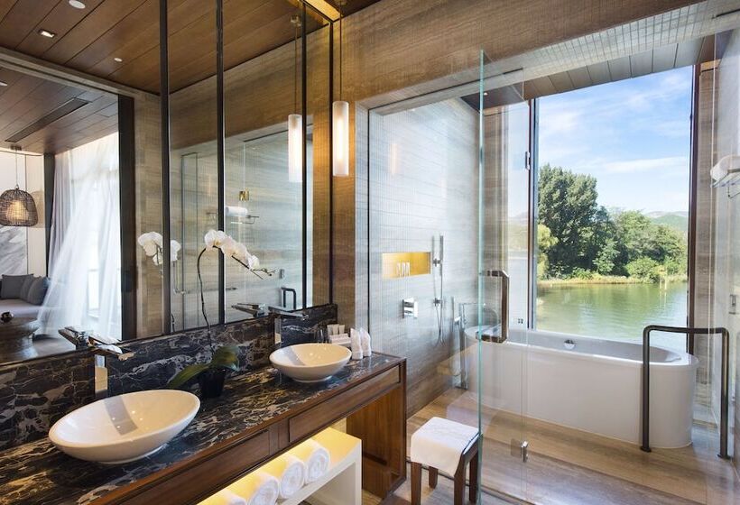 Suite with lake view, Yanqi Hotel, Managed By Kempinski