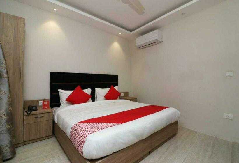 חדר קלאסי לשלושה, Shree Nanhu