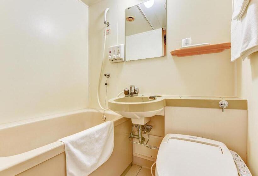 غرفة قياسية فردية, Primrose Saito