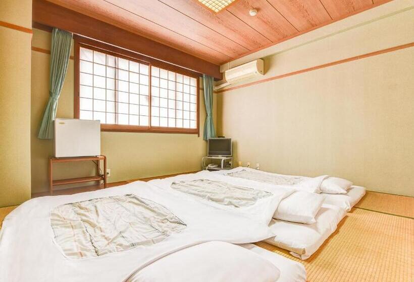 غرفة قياسية ثلاثية, Primrose Saito