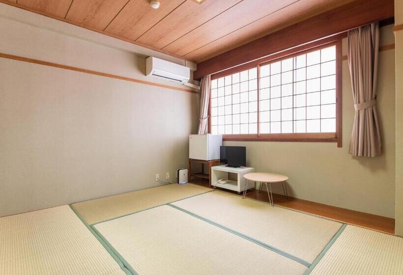 غرفة قياسية ثلاثية, Primrose Saito