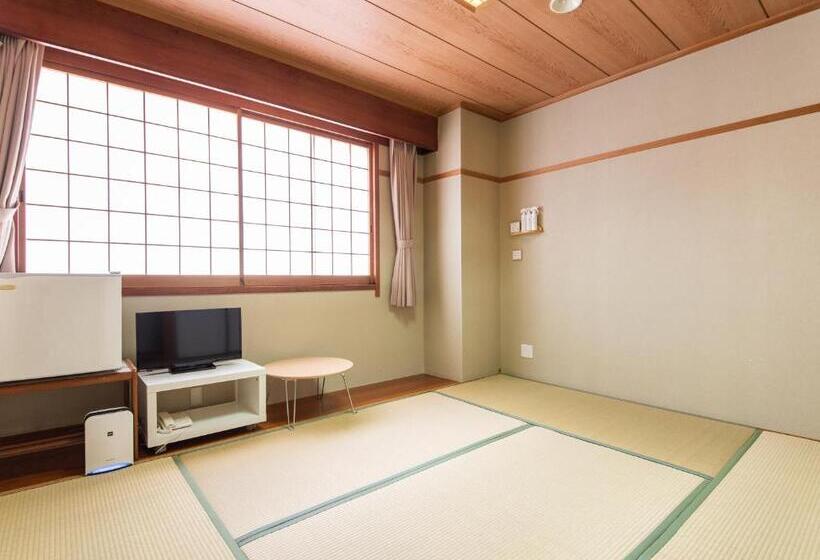 غرفة قياسية ثلاثية, Primrose Saito