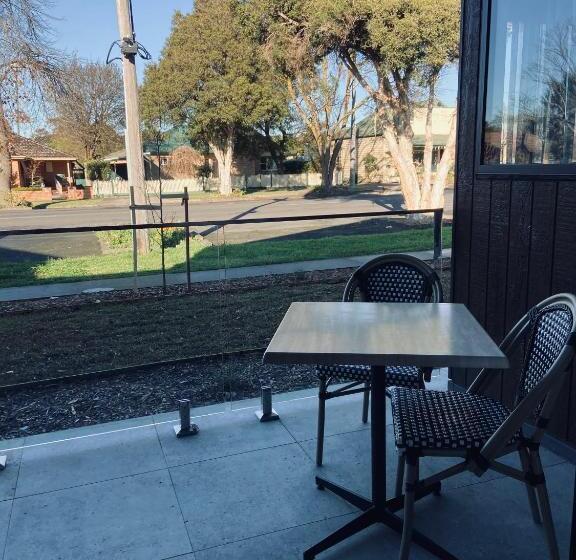 דירת שני חדרים, Whittlesea Motel