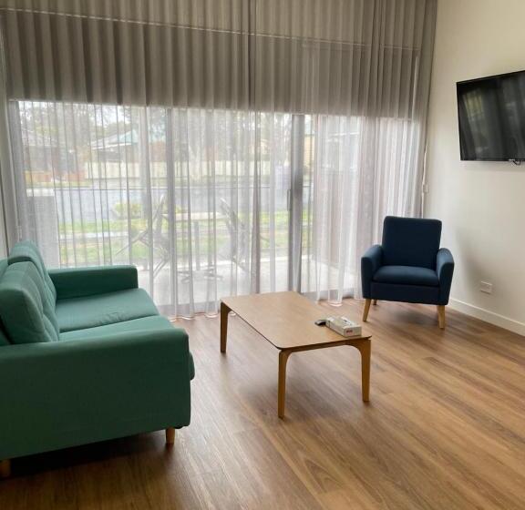 דירת שני חדרים, Whittlesea Motel