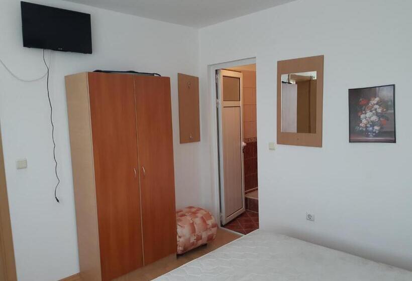 חדר סטנדרט לשלושה עם מרפסת, къща за гости матеви