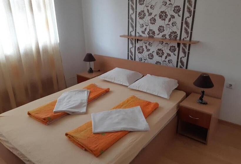 חדר סטנדרט לשלושה עם מרפסת, къща за гости матеви