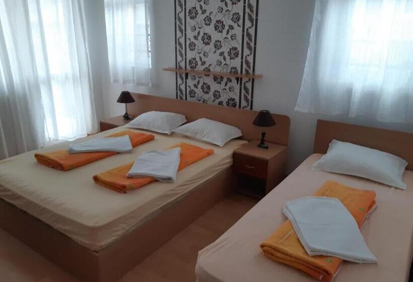 חדר סטנדרט לשלושה עם מרפסת, къща за гости матеви