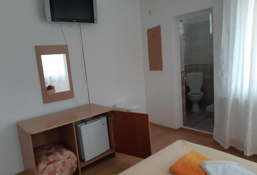 חדר סטנדרט לשלושה עם מרפסת, къща за гости матеви