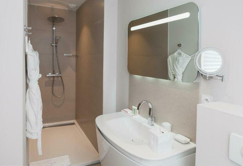 اتاق راحتی, Clarance Hotel Lille