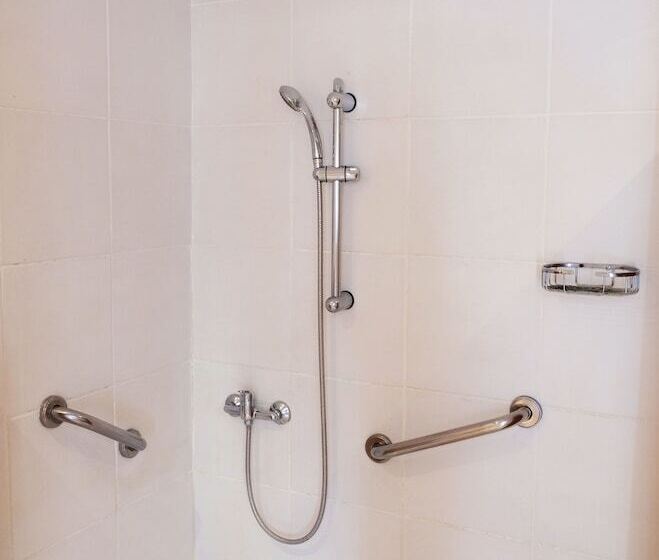 חדר סטנדרט מותאם לאדם עם מוגבלויות, Au Coq Dort Spa