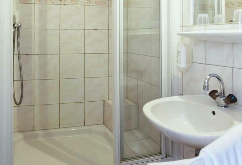 חדר סטנדרט לארבעה, Brit Hotel Grand Hotel Munster