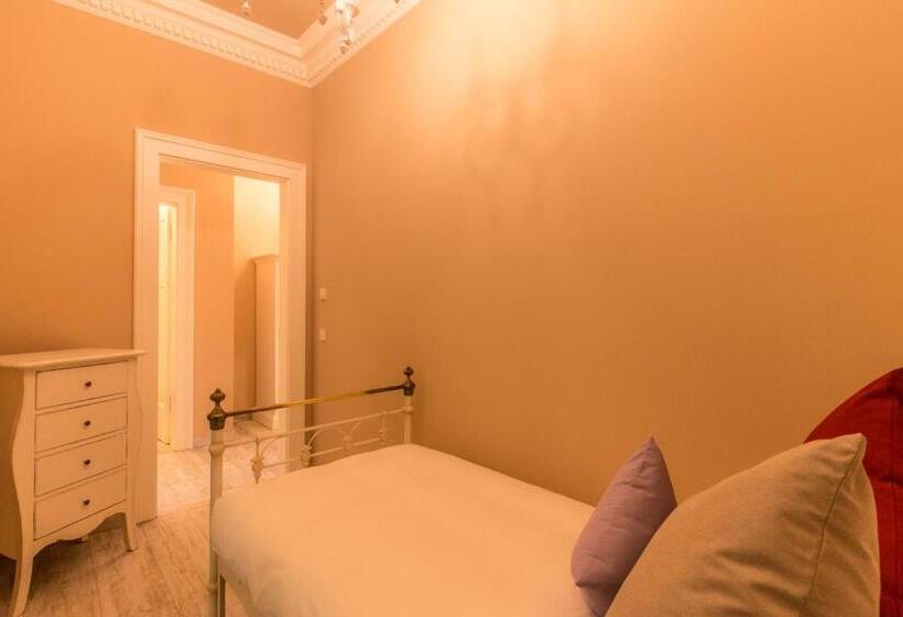 غرفة قياسية ثلاثية, Grande Albergo Giancarlo