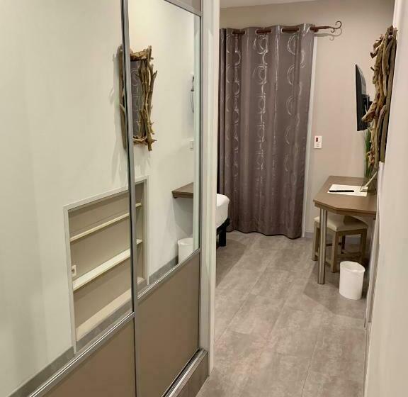 غرفة قياسية مطلّة علي البحر, Hôtel Beau Soleil