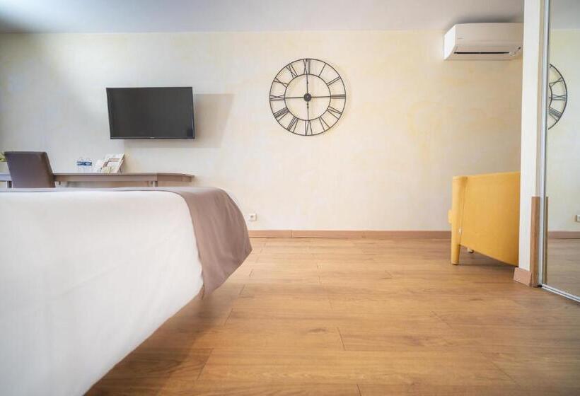 جناح جونيور مطلّ علي البحر, Hôtel Beau Soleil