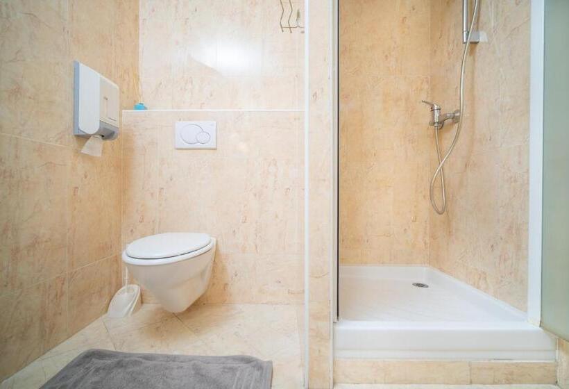 جناح جونيور مطلّ علي البحر, Hôtel Beau Soleil