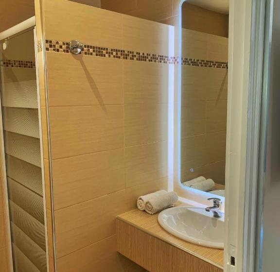 غرفة عائلية ذات إطلالة جانبية على البحر, Hôtel Beau Soleil