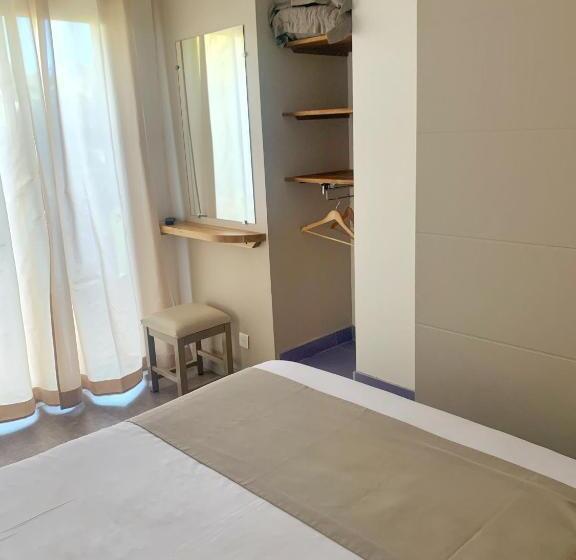 غرفة عائلية ذات إطلالة جانبية على البحر, Hôtel Beau Soleil