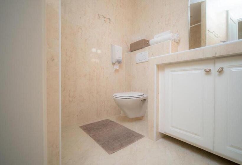 جناح جونيور مطلّ علي البحر, Hôtel Beau Soleil