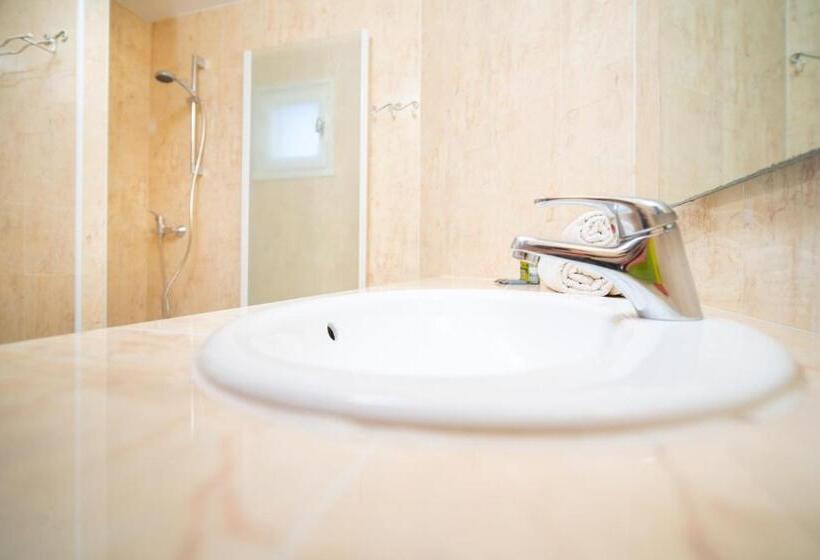 جناح جونيور مطلّ علي البحر, Hôtel Beau Soleil