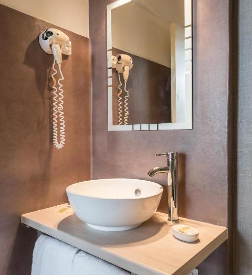 اتاق استاندارد سه نفره, Logis Hôtel Lafayette Rochefort France