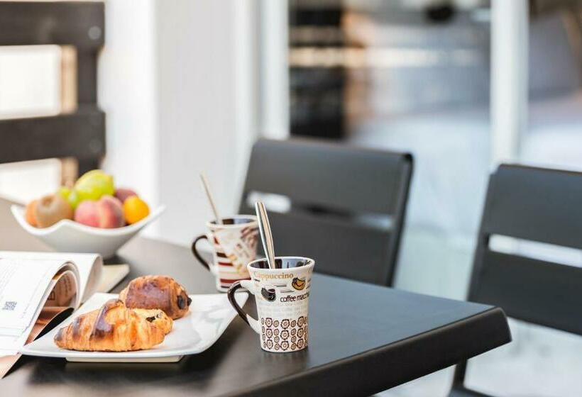 标准三人间, Rock Noir & Spa