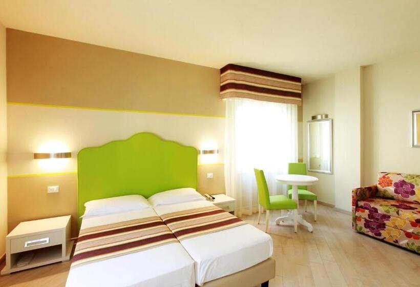 جناح جونيور سوبريور, Souvenir