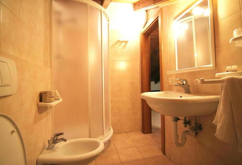 غرفة دور أخير, Souvenir