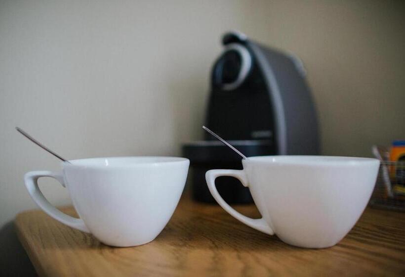 스탠다드 싱글 룸, The Globe