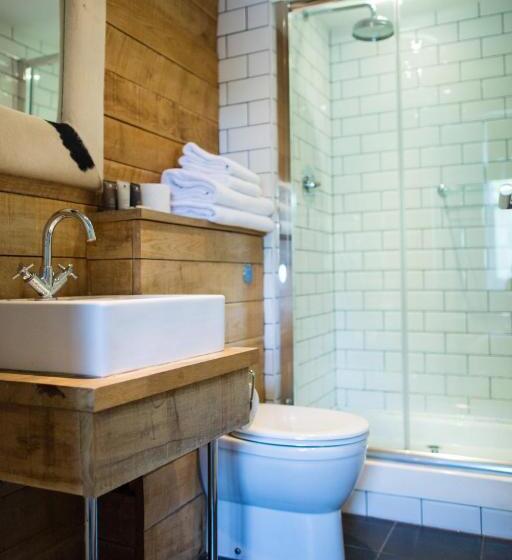 패밀리 스위트, The Globe