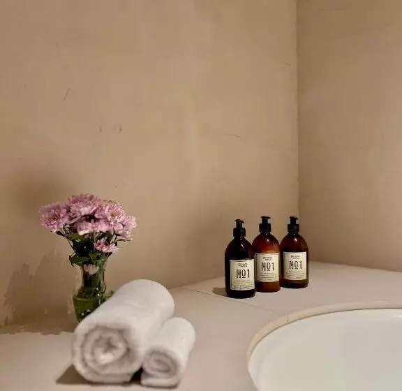 Suite with Pool, Toile Blanche