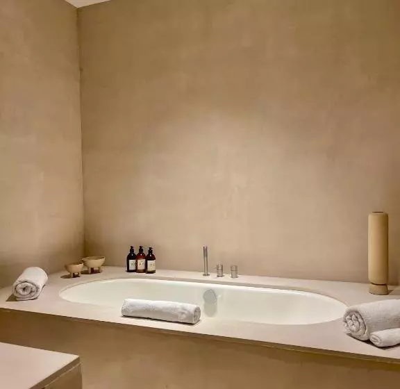Suite with Pool, Toile Blanche