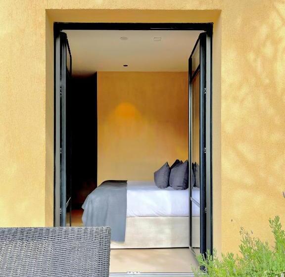 Полулюкс Вид на Сад, Toile Blanche