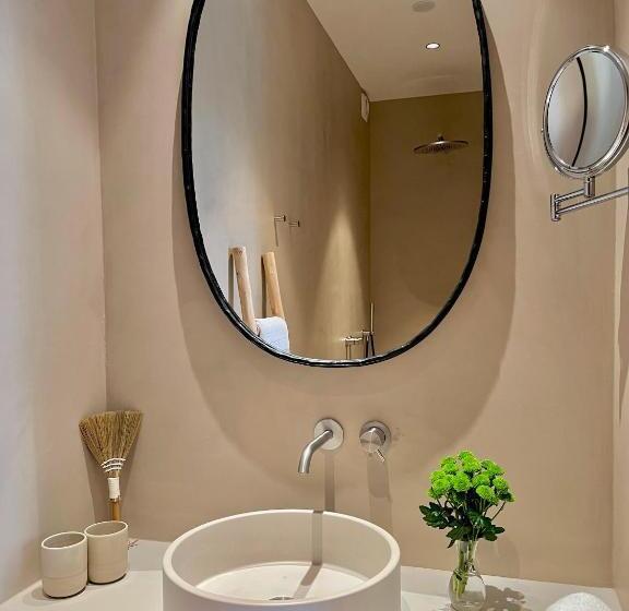 Полулюкс Вид на Сад, Toile Blanche